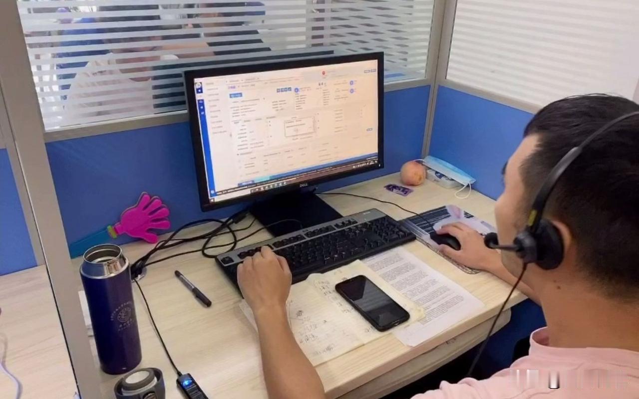 我发现现在职场里有个特别离谱的怪现象，你老老实实上班，踏踏实实干自己分内的活儿，