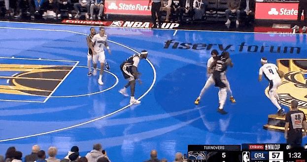 NBA今日又现倒反天罡画面，字母哥居然“惨遭”隔扣！今天NBA杯比赛开打，魔术队