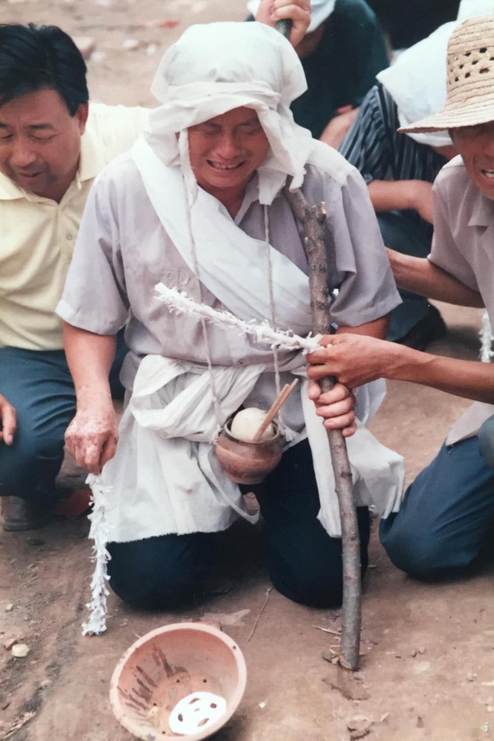 看哭无数人！男子赶回家见母亲最后一面
 
新民晚报9月7日报道的一段视频，让很多