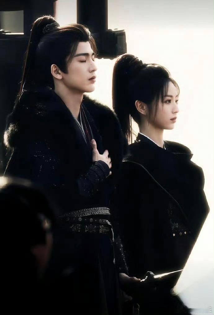 逐玉成功的原因服化道贴合人设不浮夸，实景拍摄氛围感拉满，画面干净有质感，没有廉价