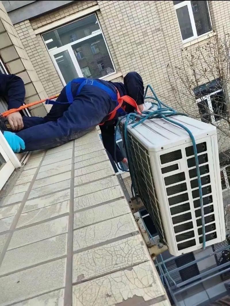 空调维修行业存在不少安全隐患。首先是高空作业风险，很多空调安装或维修都需在高楼外
