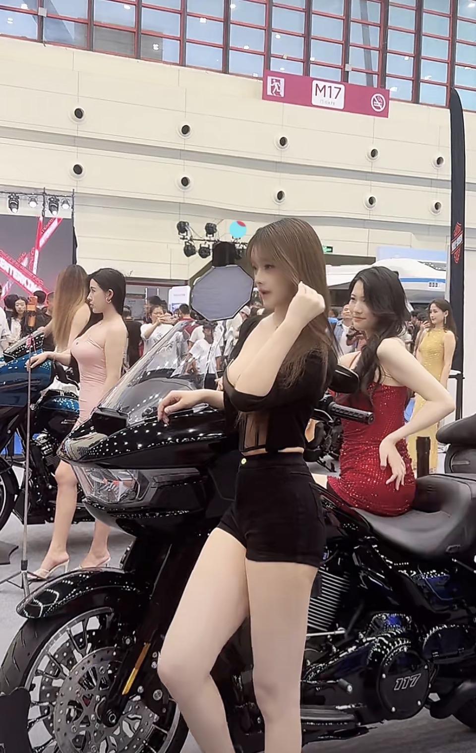 🏍️💃 在车展上，我与酷炫机车来了一次亲密接触！