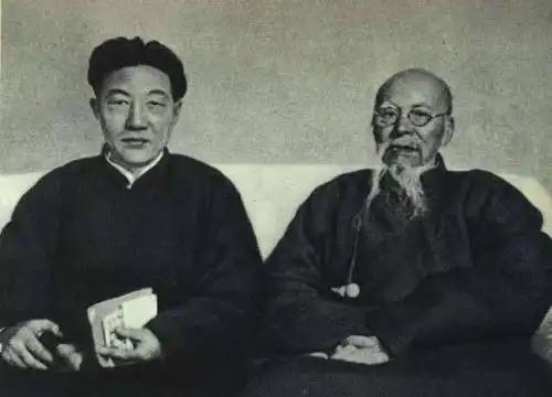 1947年，李可染带画作拜见齐白石，齐老坐在躺椅上随手翻看，然后在其中一幅《牧牛