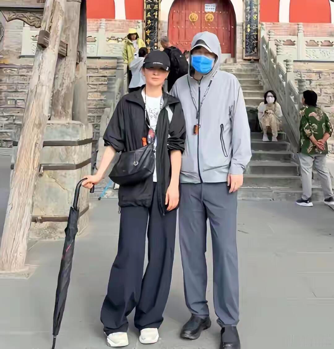 路人帮蒋勤勤陈建斌拍合照 斗兽场的浪漫时刻！网友偶遇蒋勤勤陈建斌一家出游，被陈老