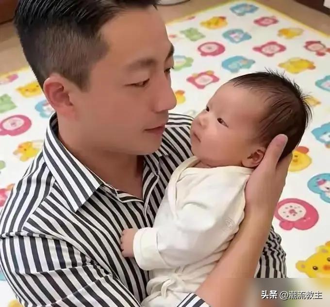 凌晨三点，汪小菲，喂奶、拍嗝、试奶温！你敢信这是那个“京城少爷”？
监控拍下全