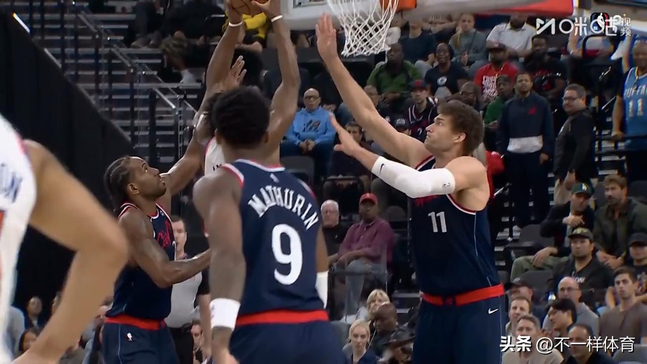 NBA最新战报：快船队126-118战胜尼克斯队积分榜超越勇士队来到第八位，小卡