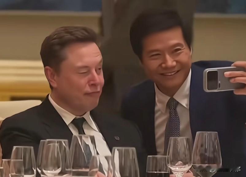 雷军在马斯克面前的“低姿态”，哪是卑微？分明是猎手的伪装色。满脸堆笑、主动凑上去
