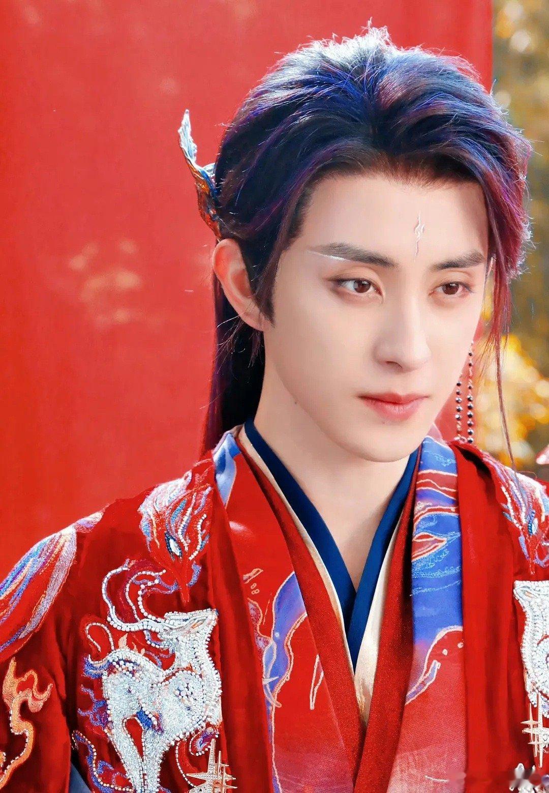 这穿的啥啊，一个大男的穿成这样[跪了] ​​​