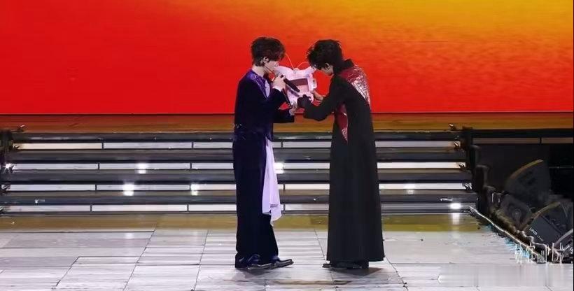 棍铲双人talking全程青岛演唱会棍铲双人talking尽显相处智慧，彼此包容