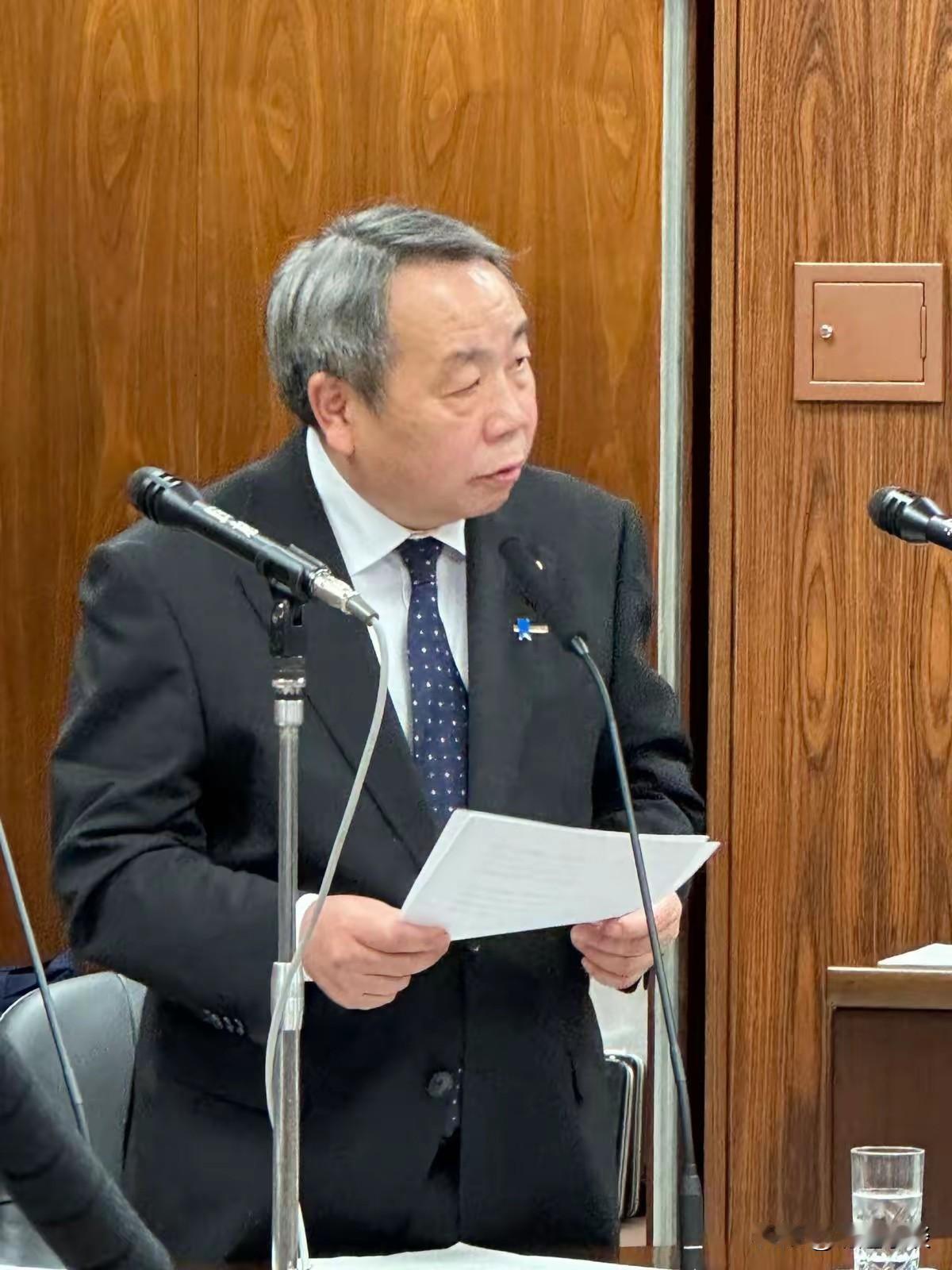 石平这厮今天直接在日本参议院蹬鼻子上脸，居然帮着右翼逼政府驱逐咱们的总领事。这种