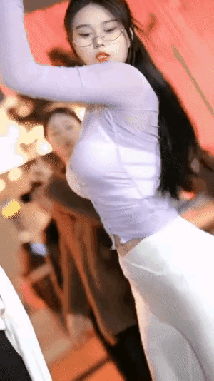 广场舞想不到也能这么给力，美女不带眼镜就更好看了。