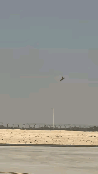 迪拜航展这一摔，直接把某些人的逻辑也摔出了弹射座椅！光辉战机用两次国际级表演事故