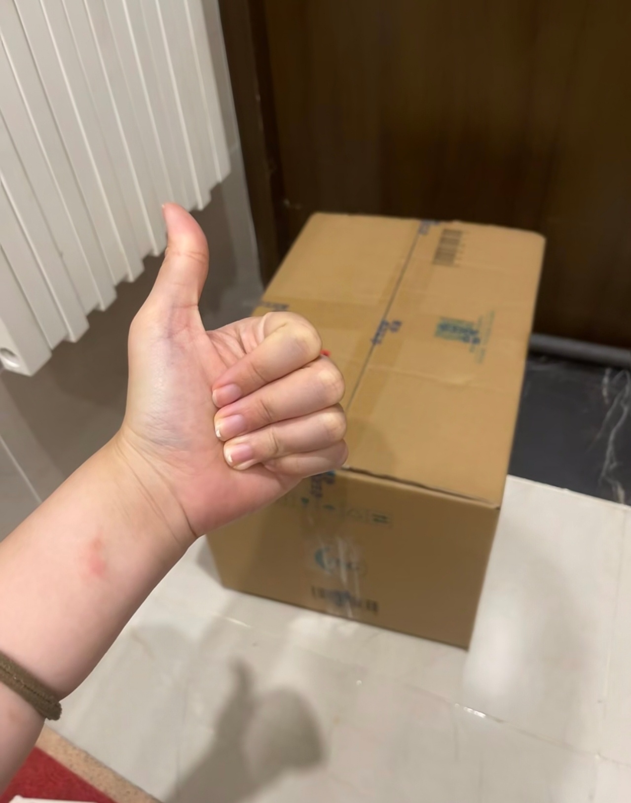 绝了，快递员蹲路由器了？这届物流直接坐火箭了，刚付完款，快递员就敲门了，这是向外