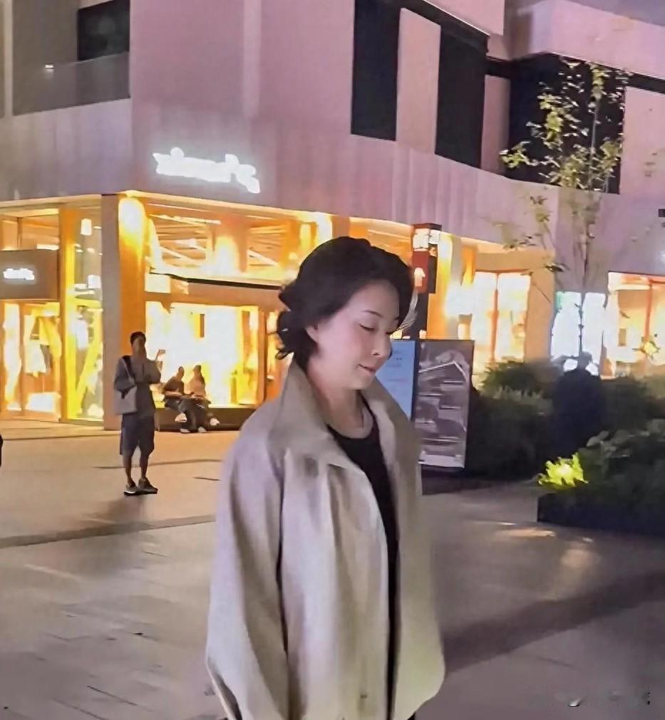 64岁何超琼夜走西岸，260万爱马仕拎成买菜袋

上海西岸路拍一出，评论区彻底炸