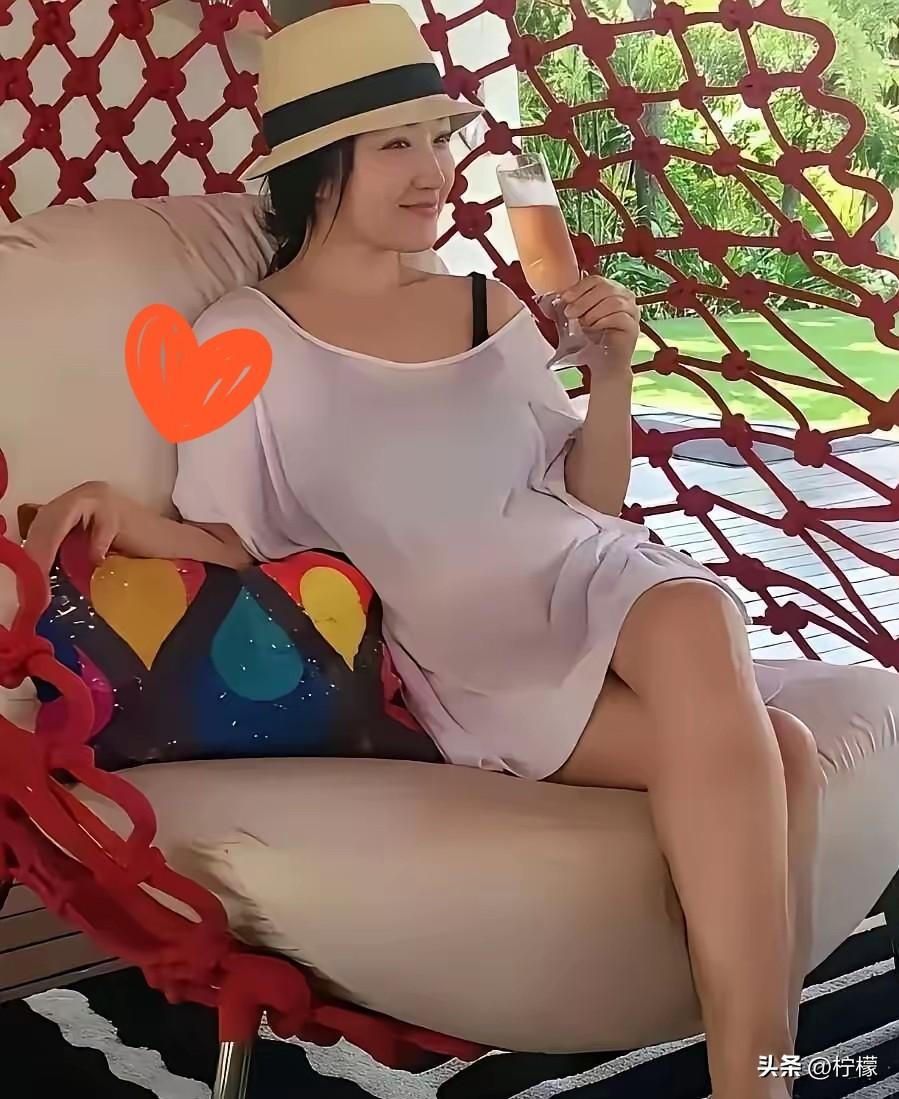 最近长沙街头一张路人抓拍的生图，直接把何炅和杨钰莹送上热搜焦点。

已经55岁的