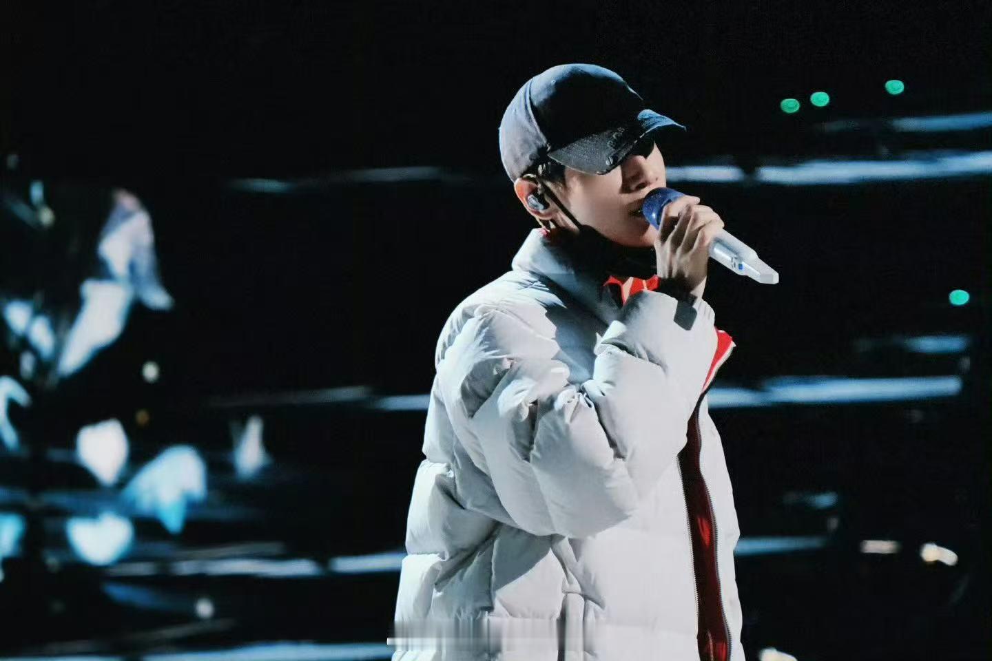 罗云熙江苏卫视跨年彩排图 期待罗云熙的跨年舞台～ 