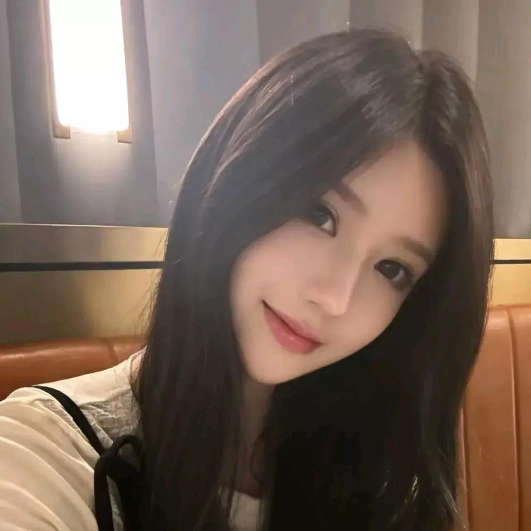 长发飘飘，笑靥如花。温婉长发少女 温柔长发少女 她笑靥如花 气质长发女孩 美少女