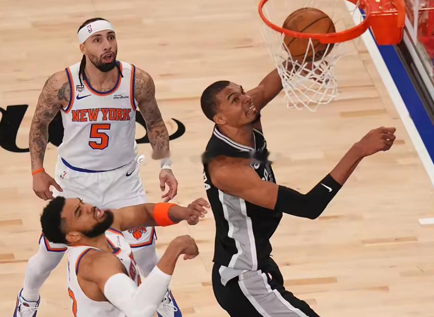 NBA总决赛G5，马刺对阵尼克斯的比赛正在进行当中。文班亚马目前累计2次恶意犯规