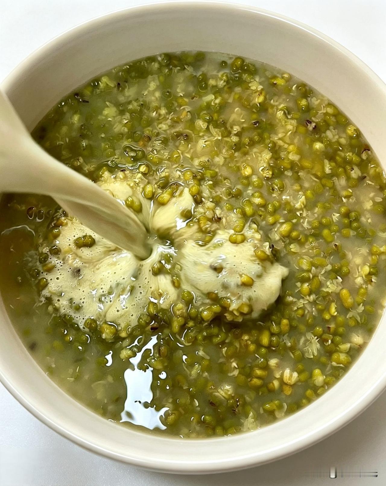 央视都推荐！夏天别喝奶茶了！一杯绿豆沙牛乳，消暑去火还养皮肤
 
最近天气越来越