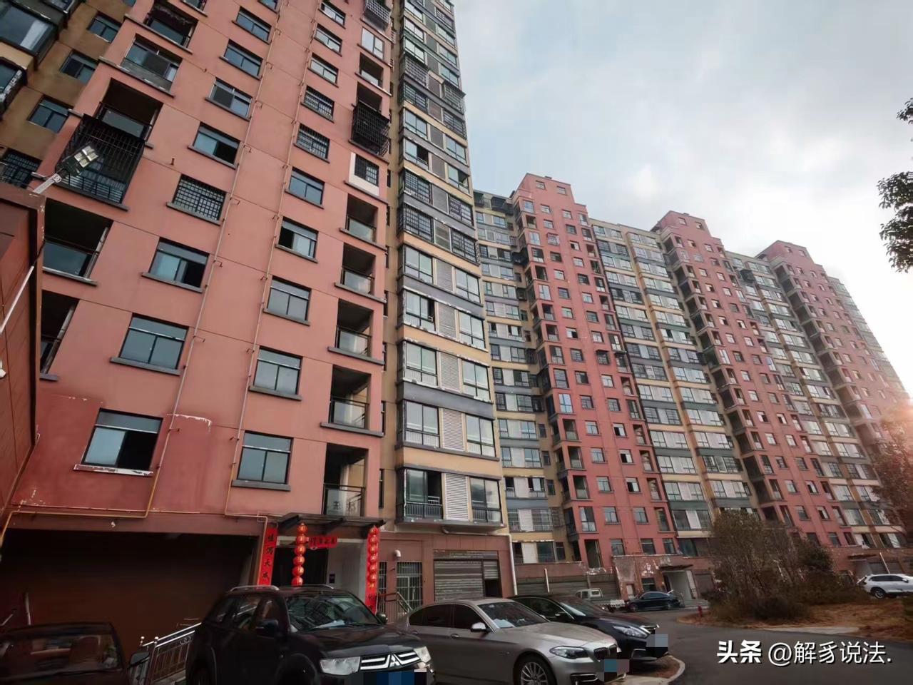 河南岳阳，男子花52.5万全款购买婚房，岂料，5年多没办下房产证，男子找到开发商