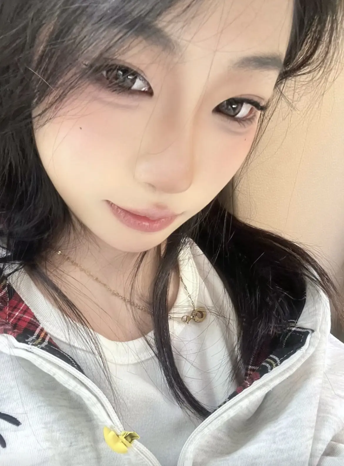 倘若有天一个人可以像一块橡皮 把我过去的心结擦掉 我就原谅以前的一切