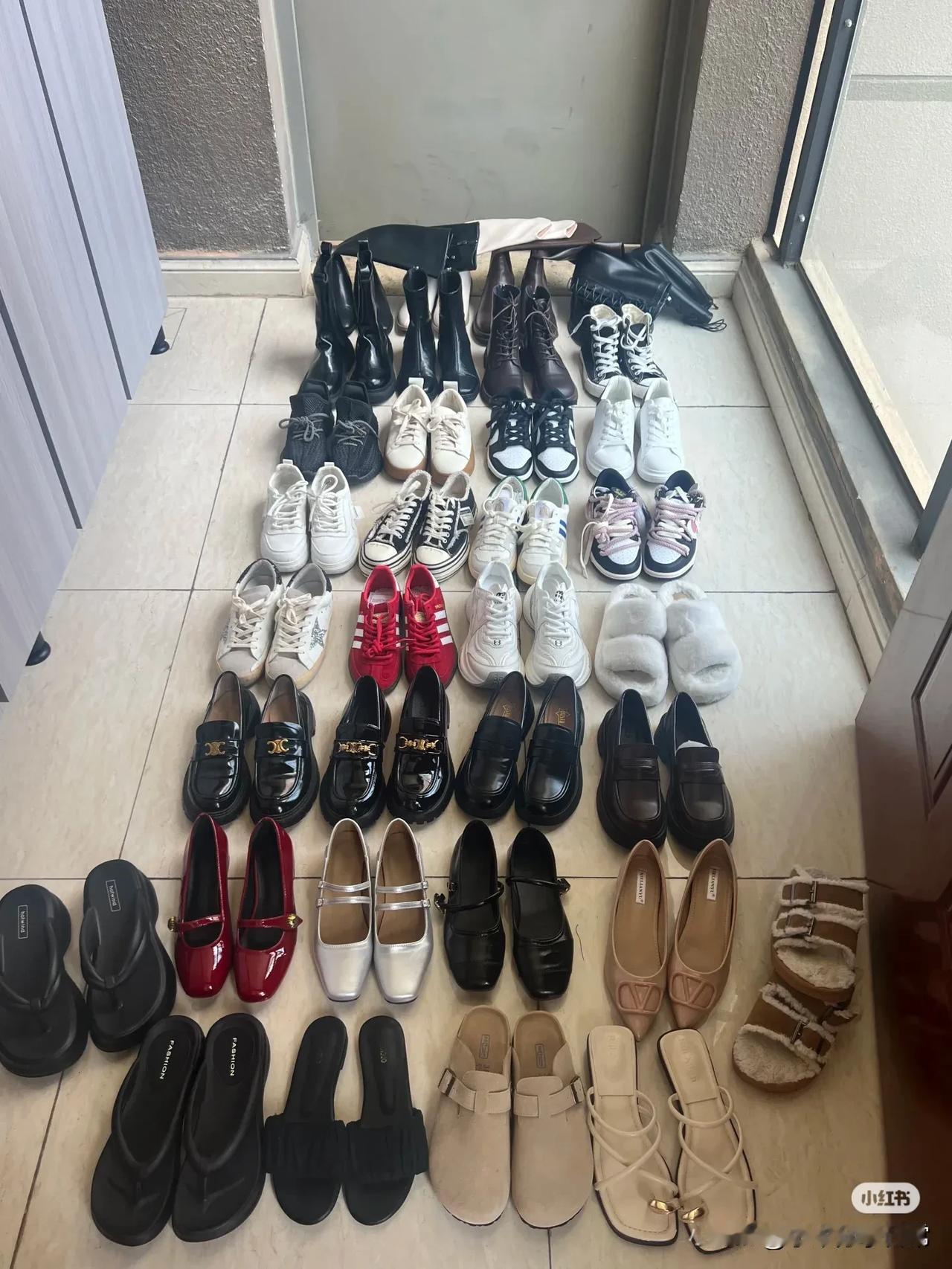 😆
休假在家的日子里，闲得发慌，
开始盘点盘点自己的鞋柜。
发现我的鞋子真的巨