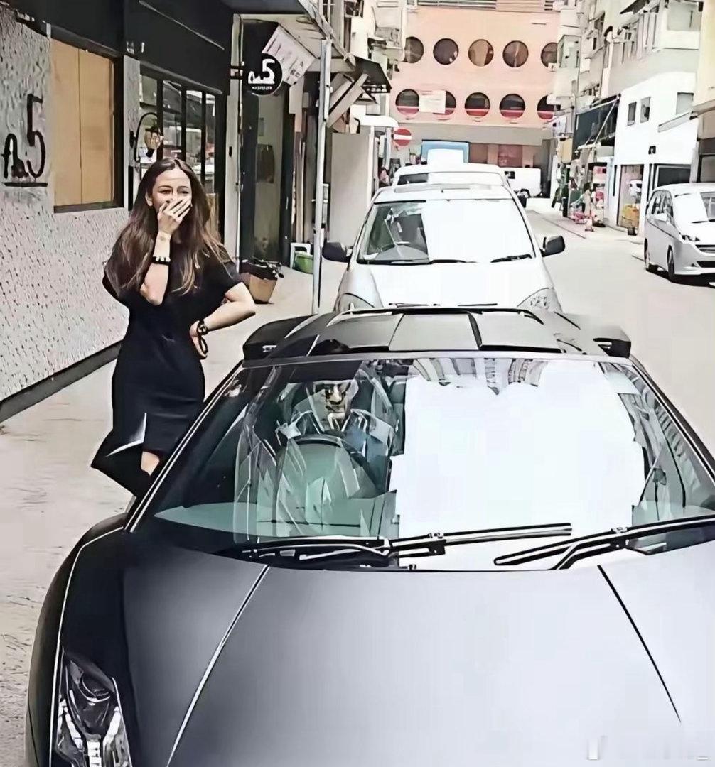 当年黄晓明送杨颖二手兰博基尼，她笑得像中了奖 