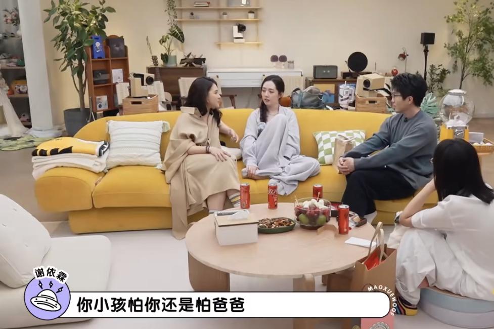 谢依霖问郭碧婷小孩是怕她还是怕向佐。郭碧婷说怕她。因为小孩很聪明，特别知道怎么拿