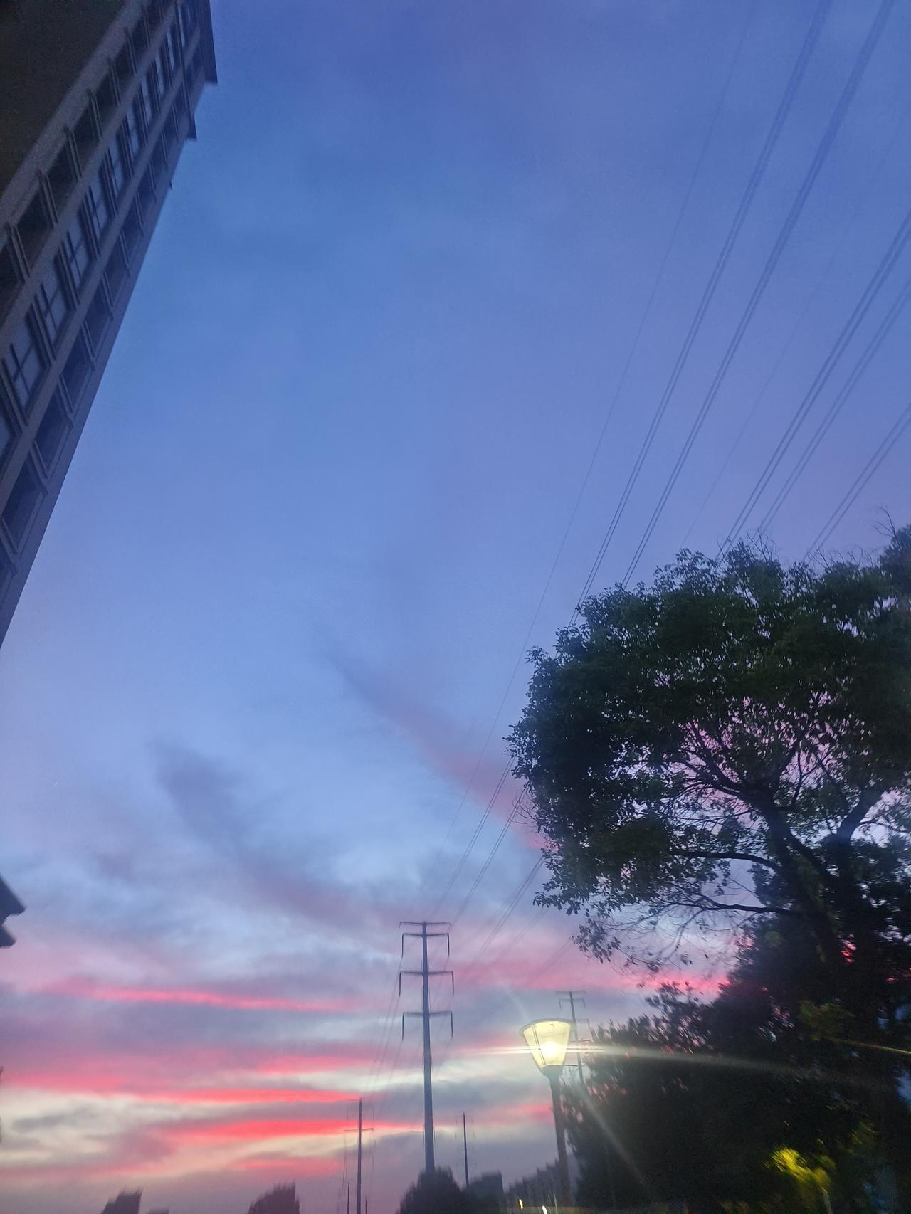 原来真有人爱到极致，不打扰不联系，硬是把这种思念和内心的想念克制住了。

这是真