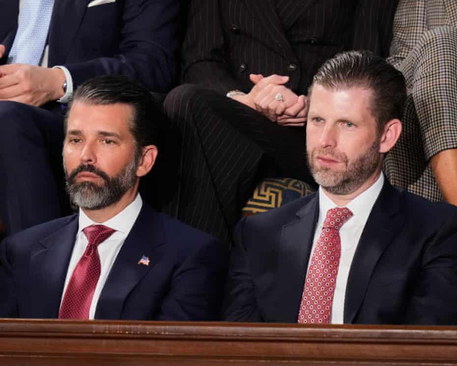 特朗普两个儿子埃里克和小唐纳德的合影里，埃里克西装上的图案意外形成了一个类似纳粹