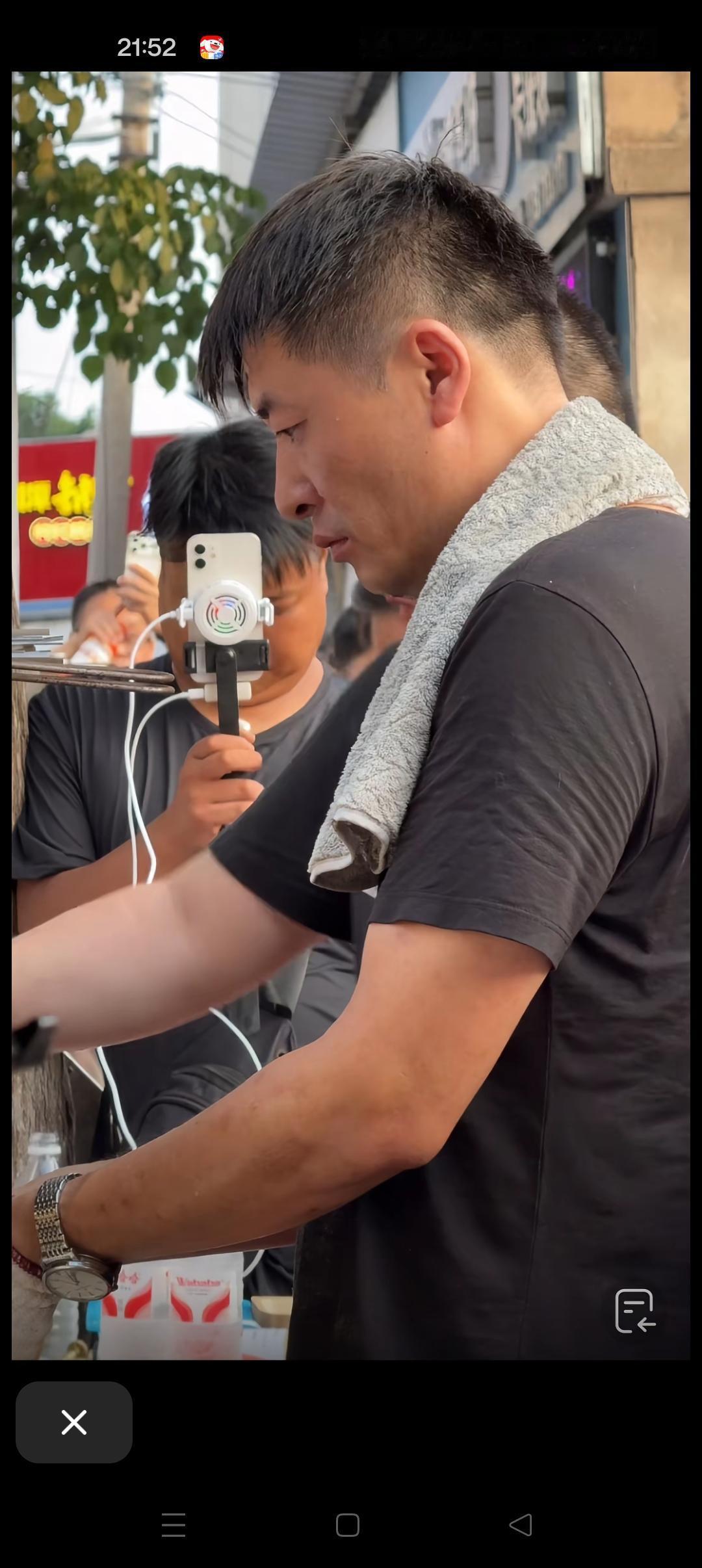 烧烤张老师晚上又是人山人海😍
忙到大汗直流！


烤台特别干净，撒料盒子也干净