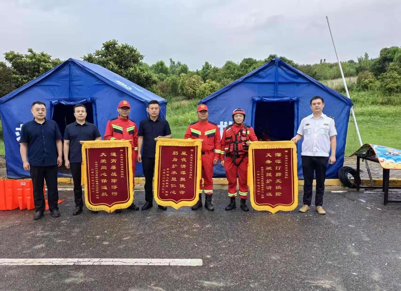 三面锦旗，三份赞誉！通宵清漂、星夜护水、深潭打捞，永城民政应急救援队用专业与无畏