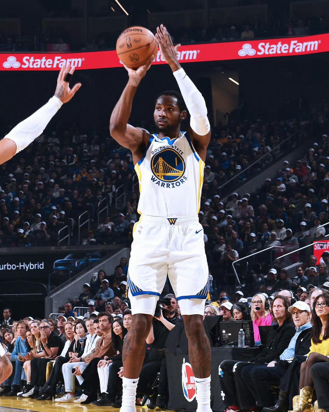 现在所有的迹象都表明库明加要被交易了，目前有意他的是开拓者、鹈鹕和奇才。主要是库