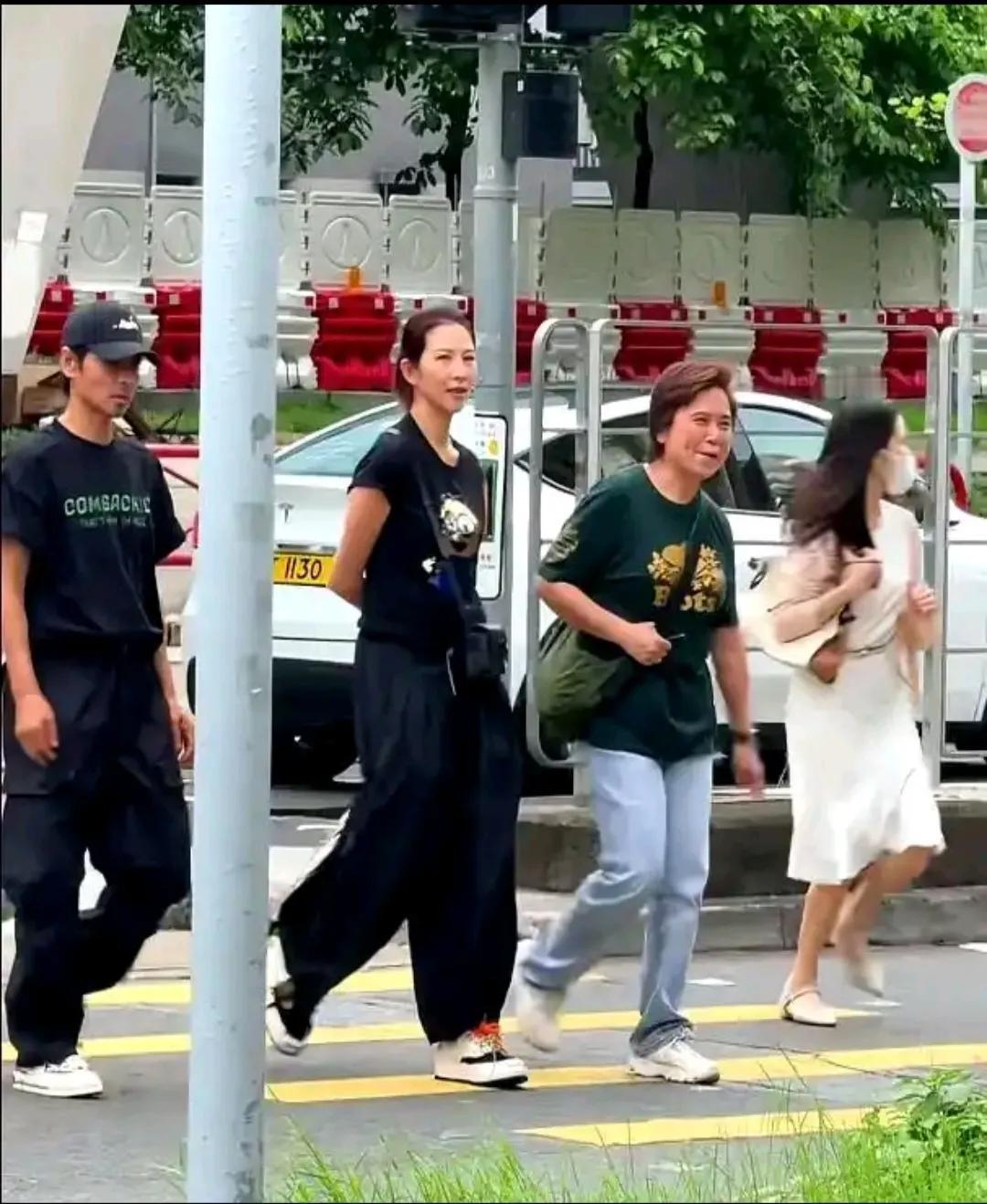 蔡少芬，原来这么高，看起来比张晋都高出一截。