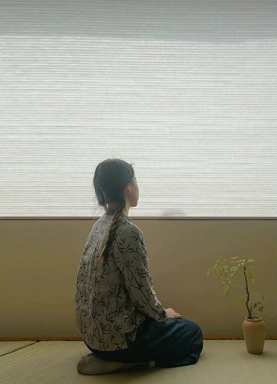 愈是运气不好，愈要沉住气默默振作，静静熬过去，切勿扰攘，制造笑柄，留下后患。——