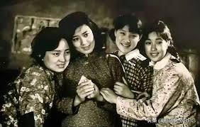 在网上看到一张黑白照片，把我看糊涂了，跟我印象里的四个演员好像不一样啊？
   