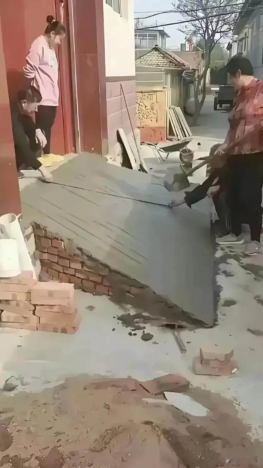图中的这种斜坡在农村被乡邻咒之为绝户坡。是农村为数不多的那些狠人为占点小便宜，在