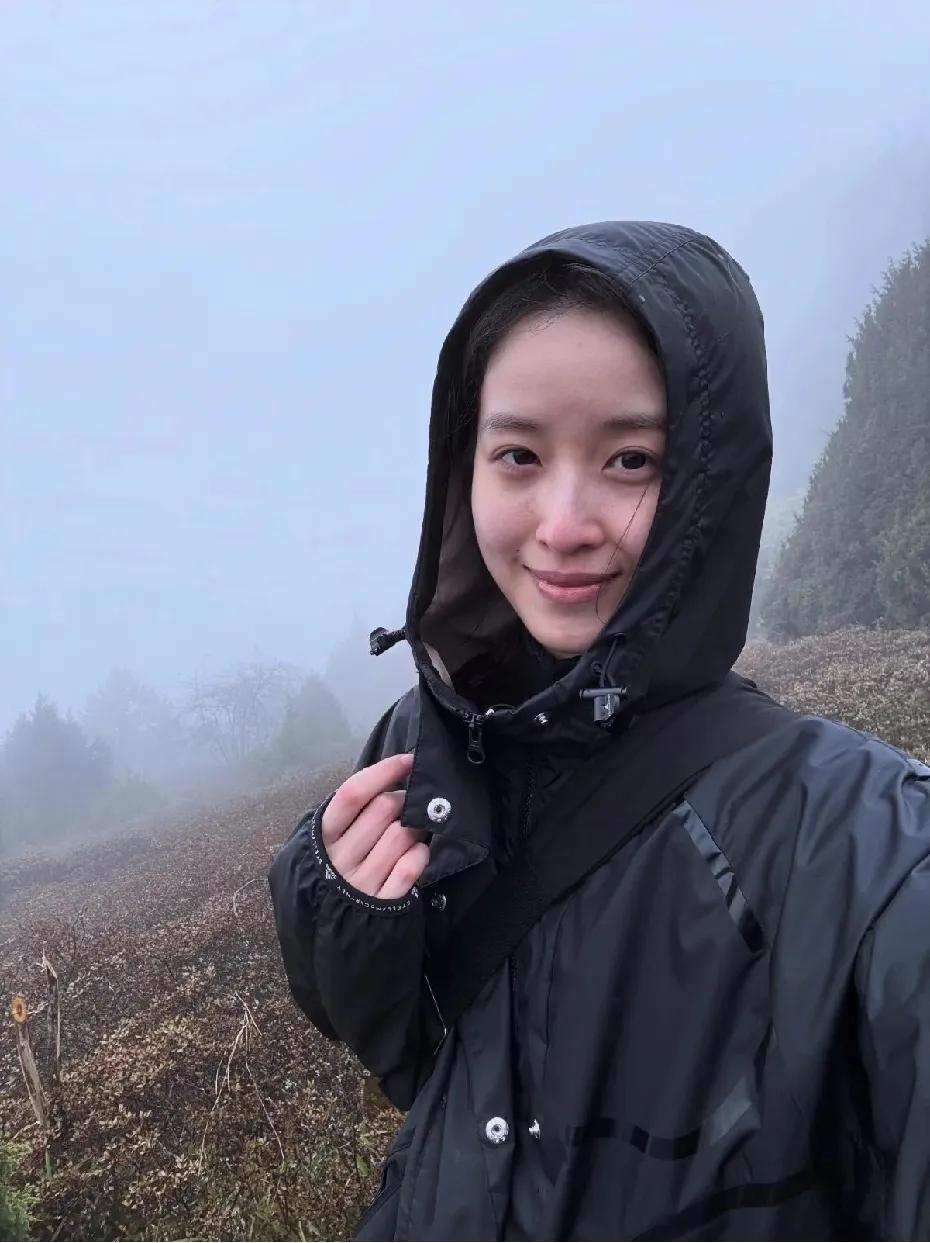 章泽天ins更新，配文：在海拔3000米高的地方闻到了云的味道☁️不知妻美的阿强