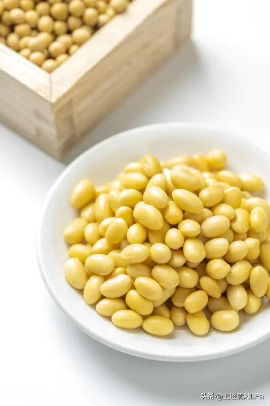 男性长期吃黄豆好处多多。黄豆富含蛋白质、不饱和脂肪酸、多糖等，是优质植物蛋白的主