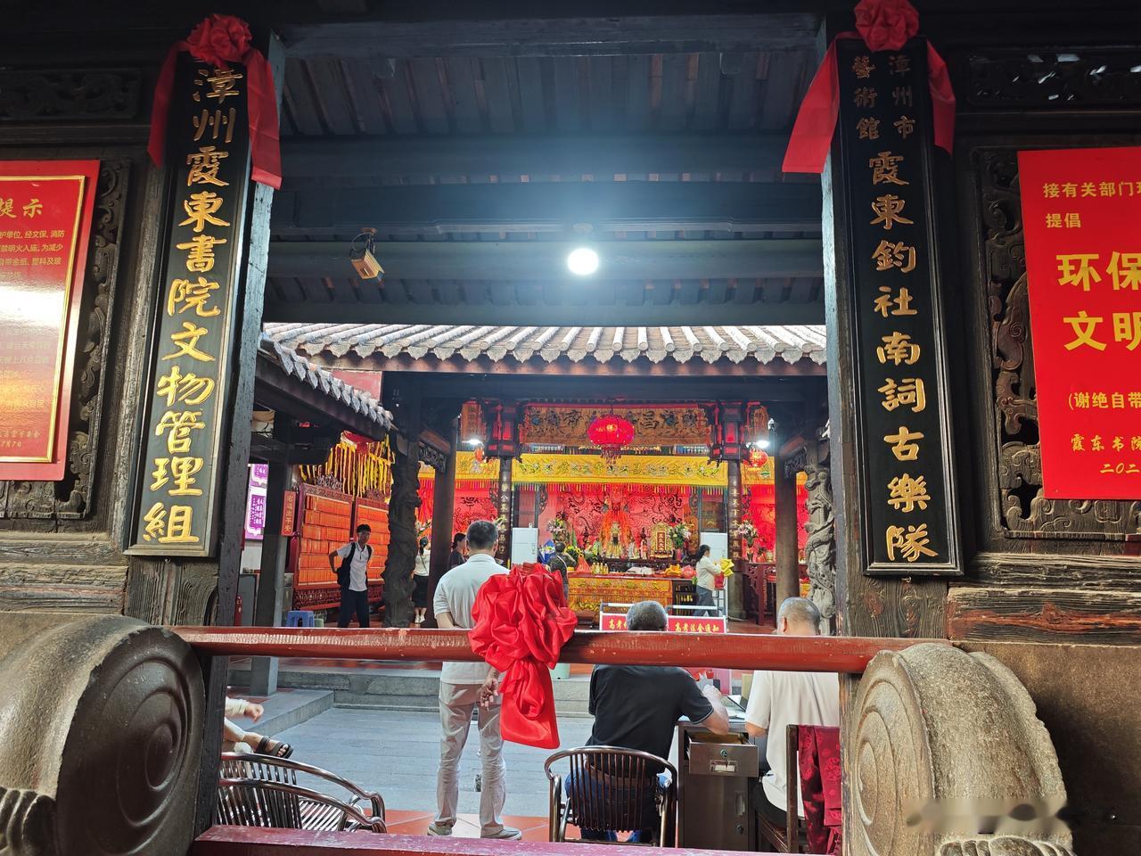 漫步漳州老城，霞东书院隐匿于市井烟火中，古韵悠悠，是当地赫赫有名的文脉圣地。
这