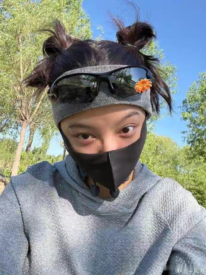 辛芷蕾骑车摔跤，晒图自嘲“四肢全废”
辛芷蕾骑车摔跤后晒出的这张自拍，展现了她幽