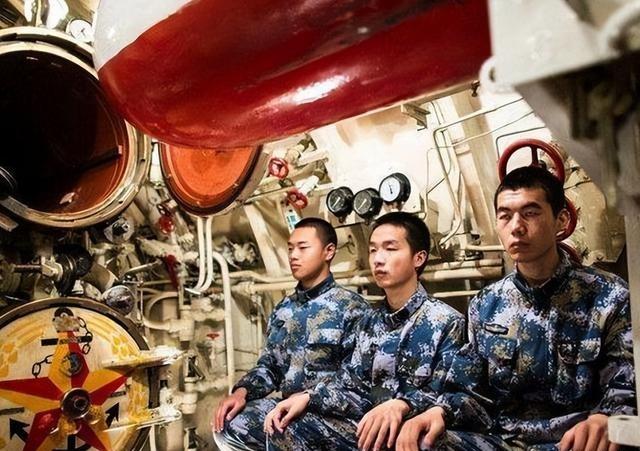 为什么人在潜艇中待不超过90天，但在空间站上却可以待6个月？

在中国空间站，像