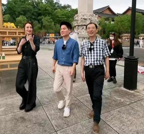 今天，董宇辉和蒋勤勤，走到景区某一处时，不少现场观众喊着他俩的名字！突然！人群中