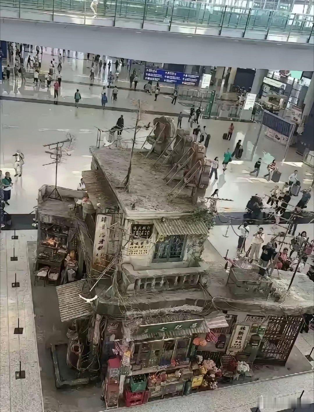 香港机场，昨日重现。这复原的是“九龙城寨”吧？[并不简单] 