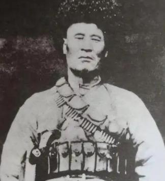 1949年12月，解放军在追击马家军残匪时，司号兵杨忠孝打死了一个穿着与众不同的