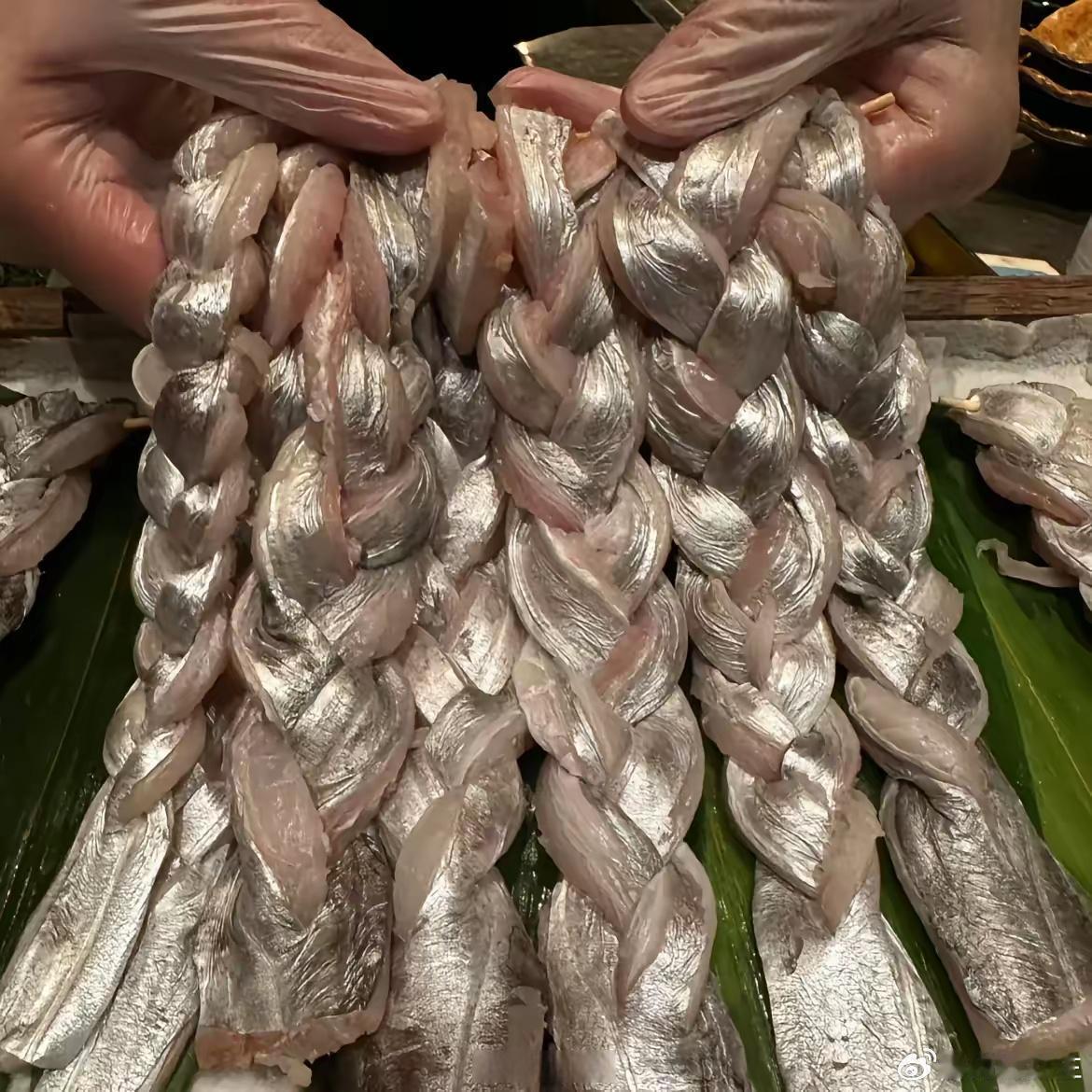 可怜的带鱼，下锅前是辫子，起锅后是麻花。 ​​​