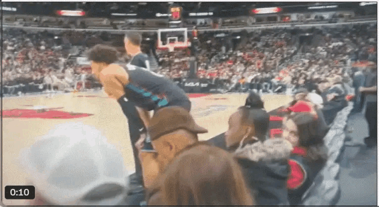 在今天活塞客场挑战公牛的比赛中，发生了特别搞笑的一幕。当时活塞当家球星康宁汉姆在