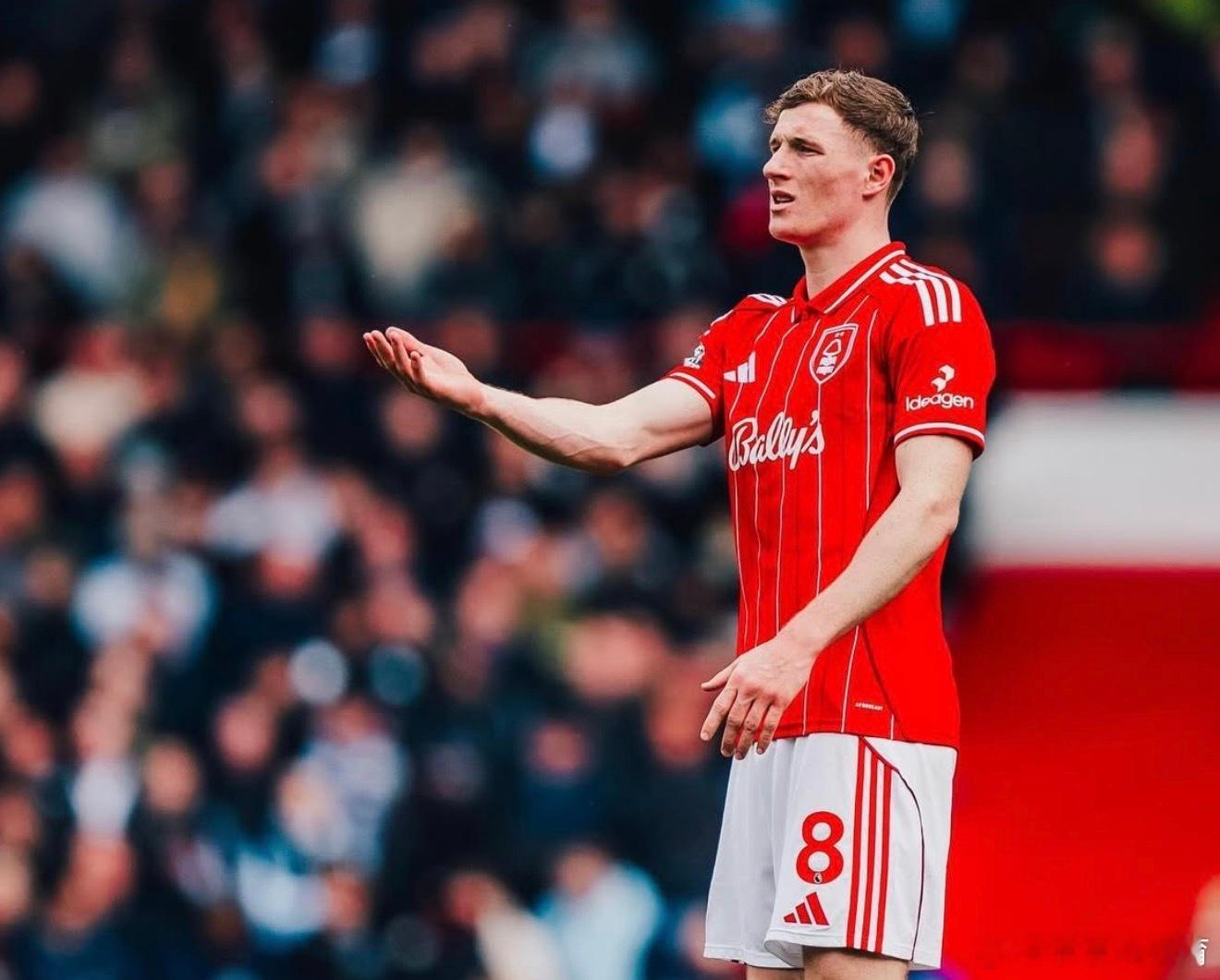 曼城准备向埃利奥特·安德森提出一项非常重要的经济提议，自三月以来一直领先这场竞争