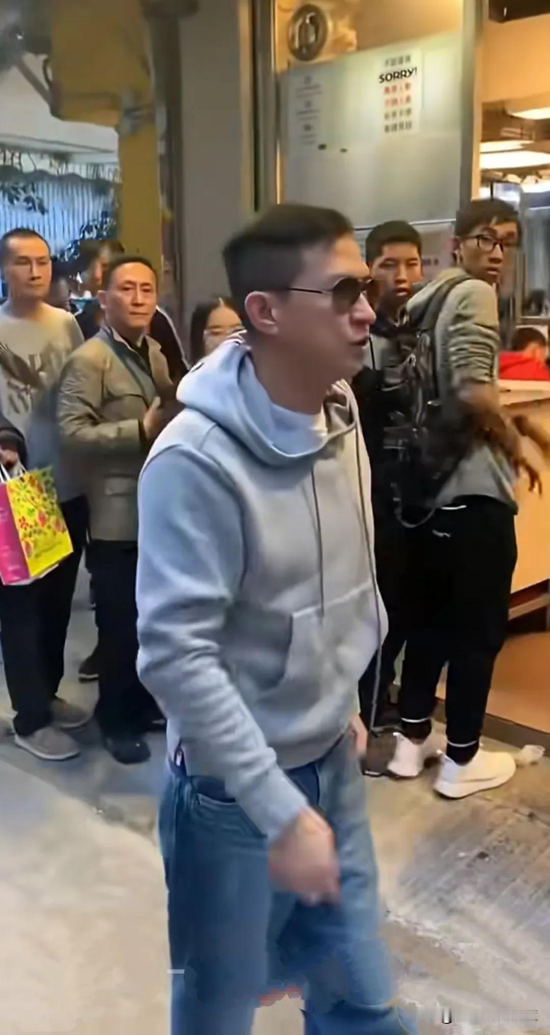 影帝张家辉独自一人在香港街头去吃牛腩，张家辉已经60岁了，还是那样的帅气，灰色连