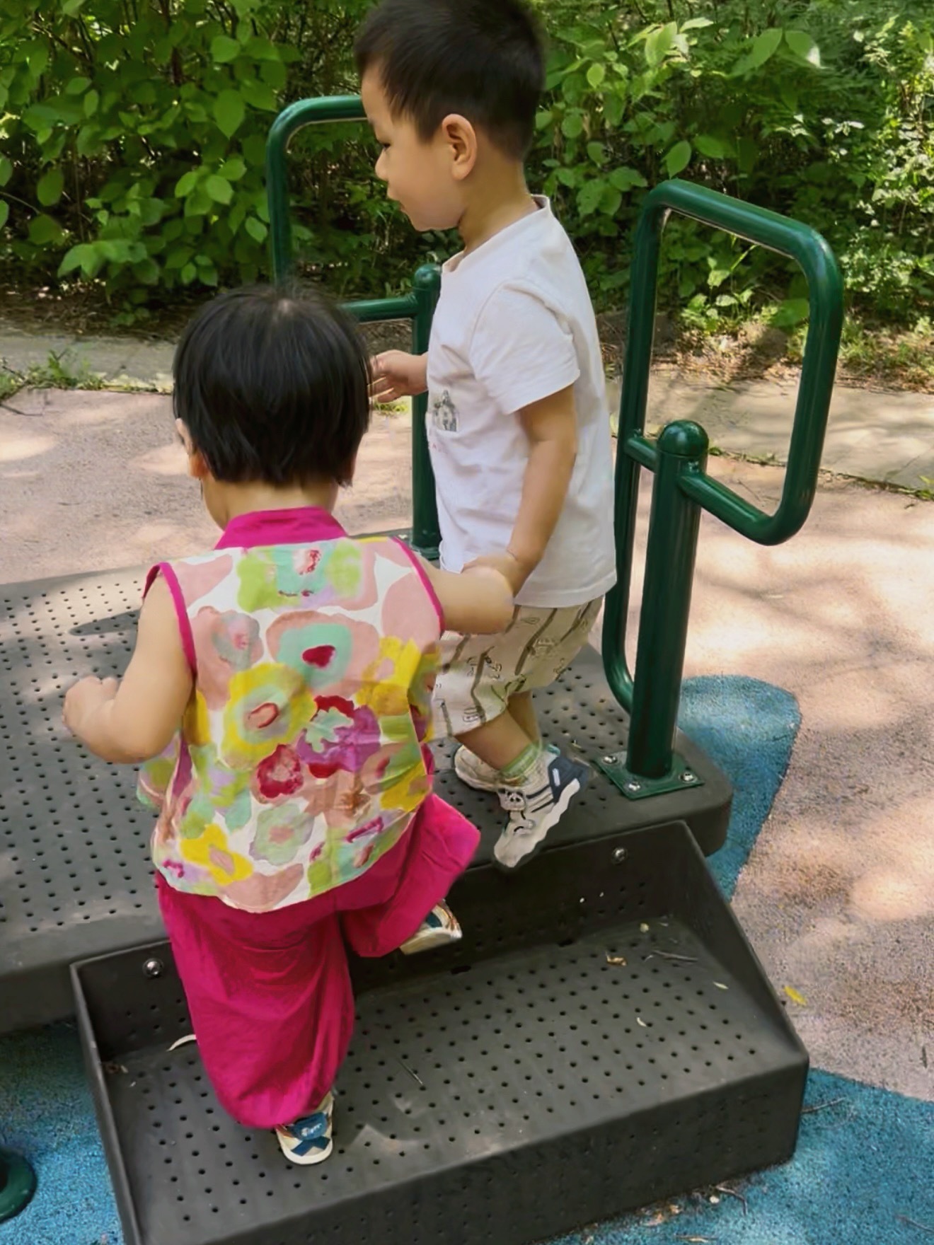 呦呦姥在群里发了一张呦呦和小伙伴玩耍的photo军军：我不同意